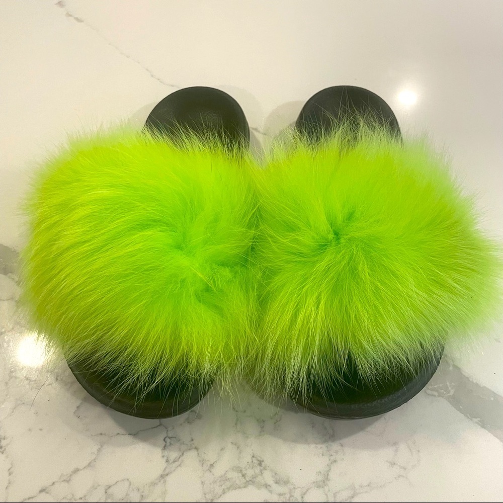 NWOT FUZZY GREEN FUR SLIDES